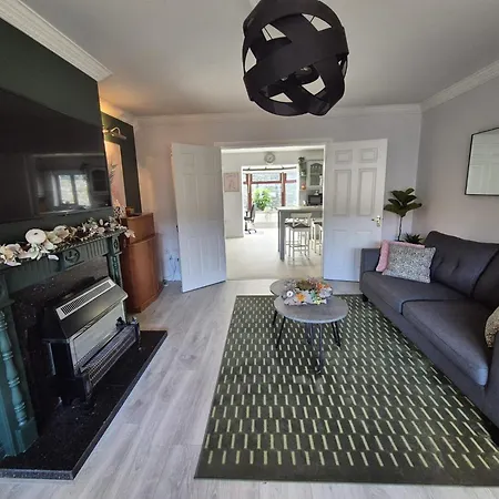 Retreat - Sleeps 6, Garden, Walk To Town *