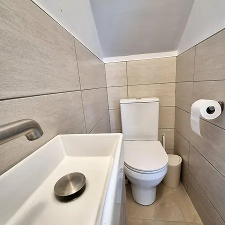 Retreat - Sleeps 6, Garden, Walk To Town 아르디