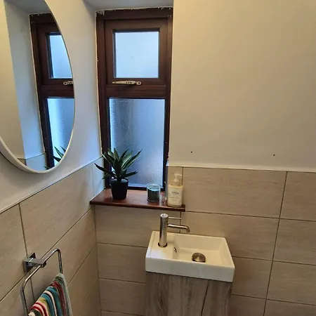 Retreat - Sleeps 6, Garden, Walk To Town * 아르디