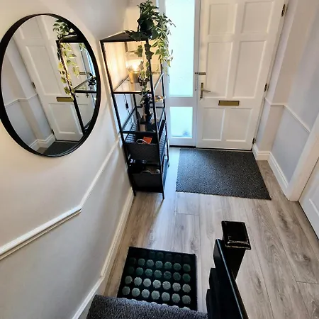 펜션 Retreat - Sleeps 6, Garden, Walk To Town *