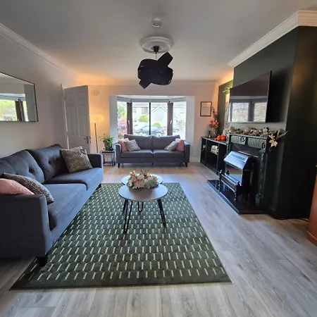 Retreat - Sleeps 6, Garden, Walk To Town *