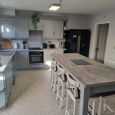 Retreat - Sleeps 6, Garden, Walk To Town *