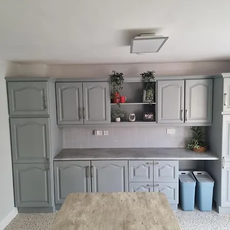 Retreat - Sleeps 6, Garden, Walk To Town 펜션 *