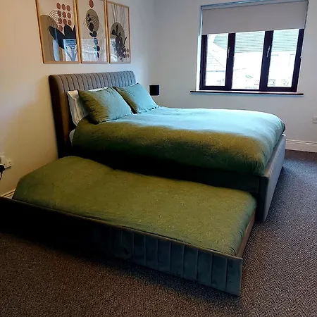 Retreat - Sleeps 6, Garden, Walk To Town
