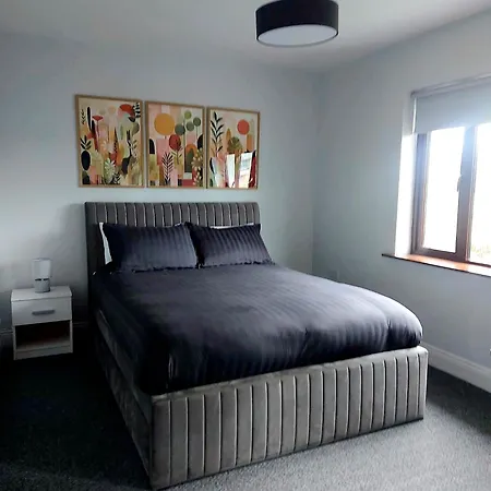 Retreat - Sleeps 6, Garden, Walk To Town 펜션 *