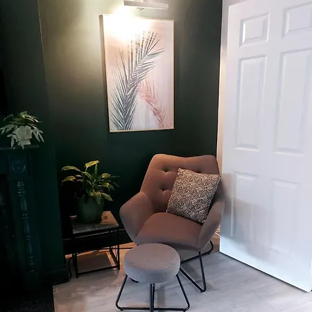 Retreat - Sleeps 6, Garden, Walk To Town 펜션 *