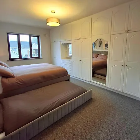 Retreat - Sleeps 6, Garden, Walk To Town