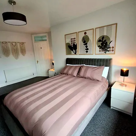 Retreat - Sleeps 6, Garden, Walk To Town