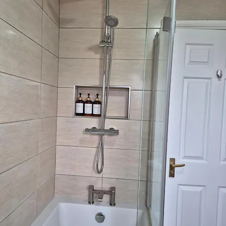 펜션 Retreat - Sleeps 6, Garden, Walk To Town *