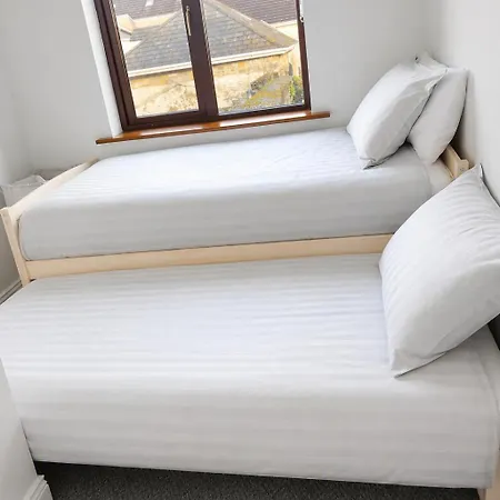 Retreat - Sleeps 6, Garden, Walk To Town 펜션 *