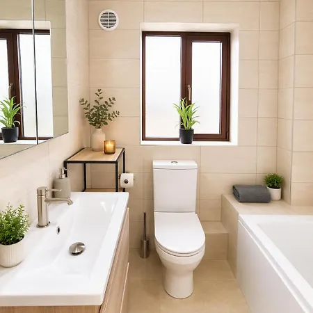 펜션 Retreat - Sleeps 6, Garden, Walk To Town *