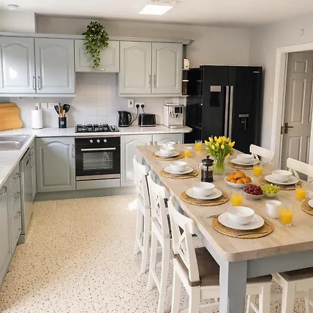 펜션 Retreat - Sleeps 6, Garden, Walk To Town 아르디