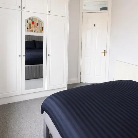펜션 Retreat - Sleeps 6, Garden, Walk To Town *
