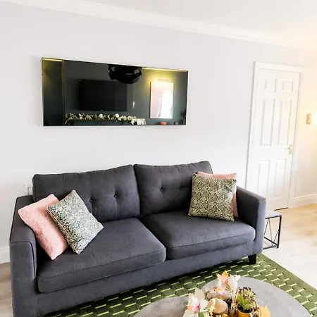 Retreat - Sleeps 6, Garden, Walk To Town * 아르디