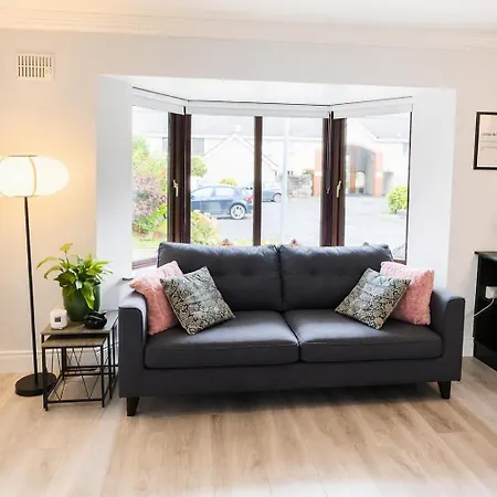 Retreat - Sleeps 6, Garden, Walk To Town