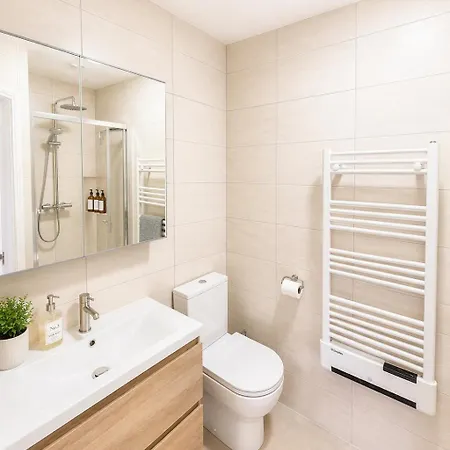 Retreat - Sleeps 6, Garden, Walk To Town 펜션 *