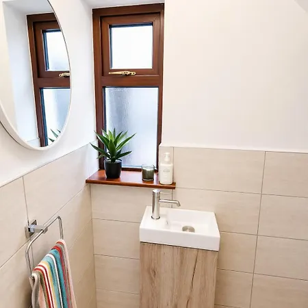 펜션 Retreat - Sleeps 6, Garden, Walk To Town