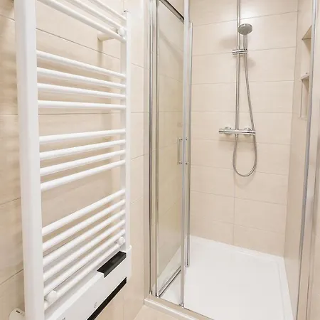펜션 Retreat - Sleeps 6, Garden, Walk To Town *