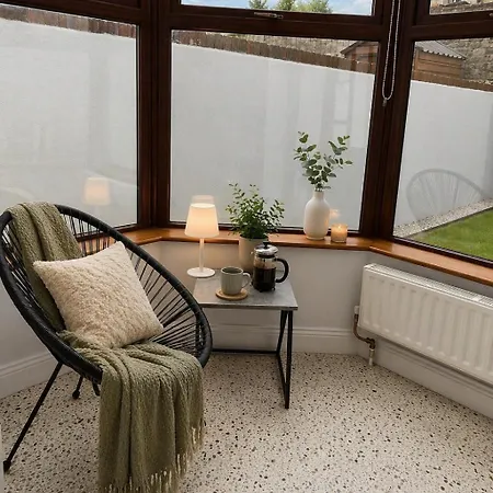 Retreat - Sleeps 6, Garden, Walk To Town 펜션