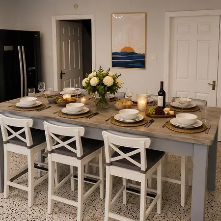 Retreat - Sleeps 6, Garden, Walk To Town