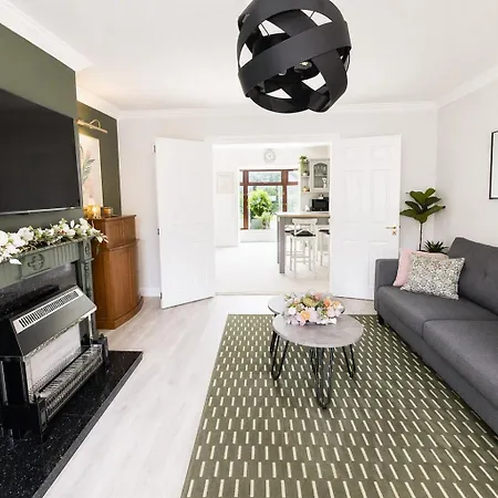 Retreat - Sleeps 6, Garden, Walk To Town *