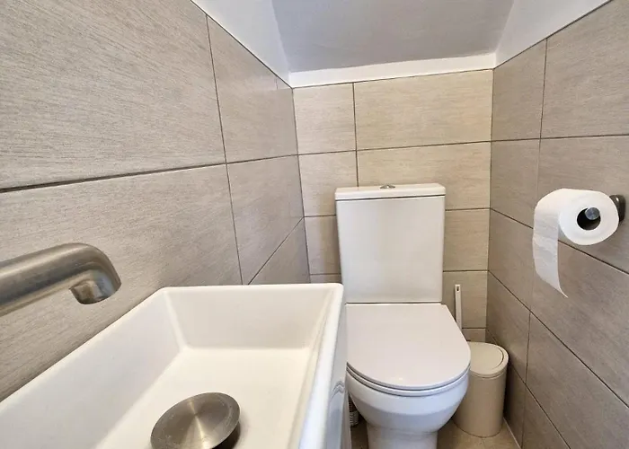 Renovated 3 Bedroom Heritage With Garden In アーディー