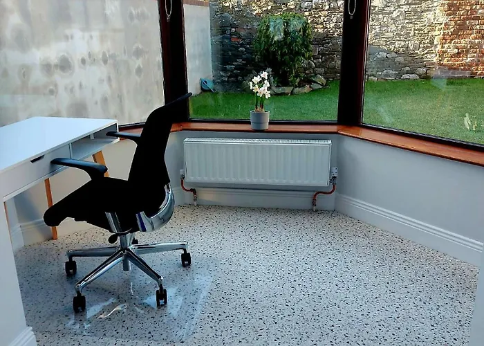 Renovated 3 Bedroom Heritage With Garden In Dom wakacyjny *
