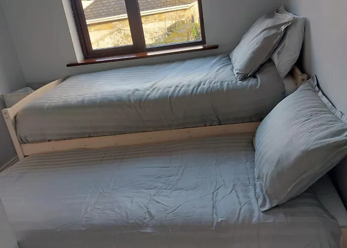 Dom wakacyjny Renovated 3 Bedroom Heritage With Garden In *